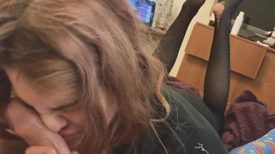 Kurkkumulkku, revityt sukkahousut ja revityt korkokengät kiva tavata